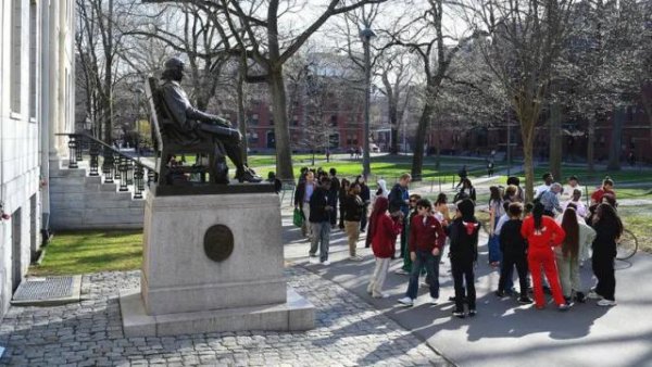 杠杆配资 特朗普“断粮”，藤校要有大麻烦？坐拥532亿美元基金的哈佛，被22亿美元拨款逼急了！耶鲁大学直接85折甩卖资产套现